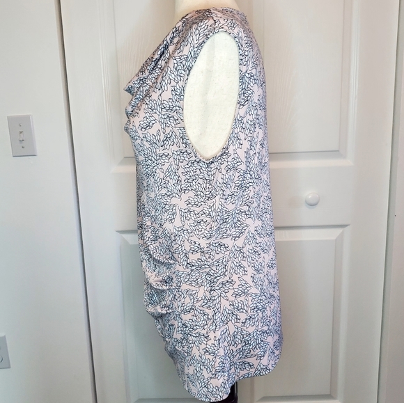 Ann Taylor Women's Large Pink, White and Black, Floral blouse. - Picture 5 of 7